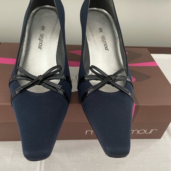 Navy Pumps with patent bow and heal. - Picture 4 of 8